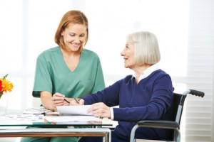 Seniorin macht Gedchtnistraining mit Altenpfleger