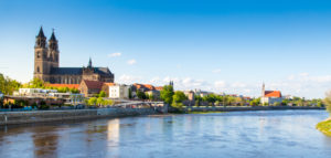 Magdeburg an der Elbe mit Dom, Elbterassen und Johanniskirche im Frühling